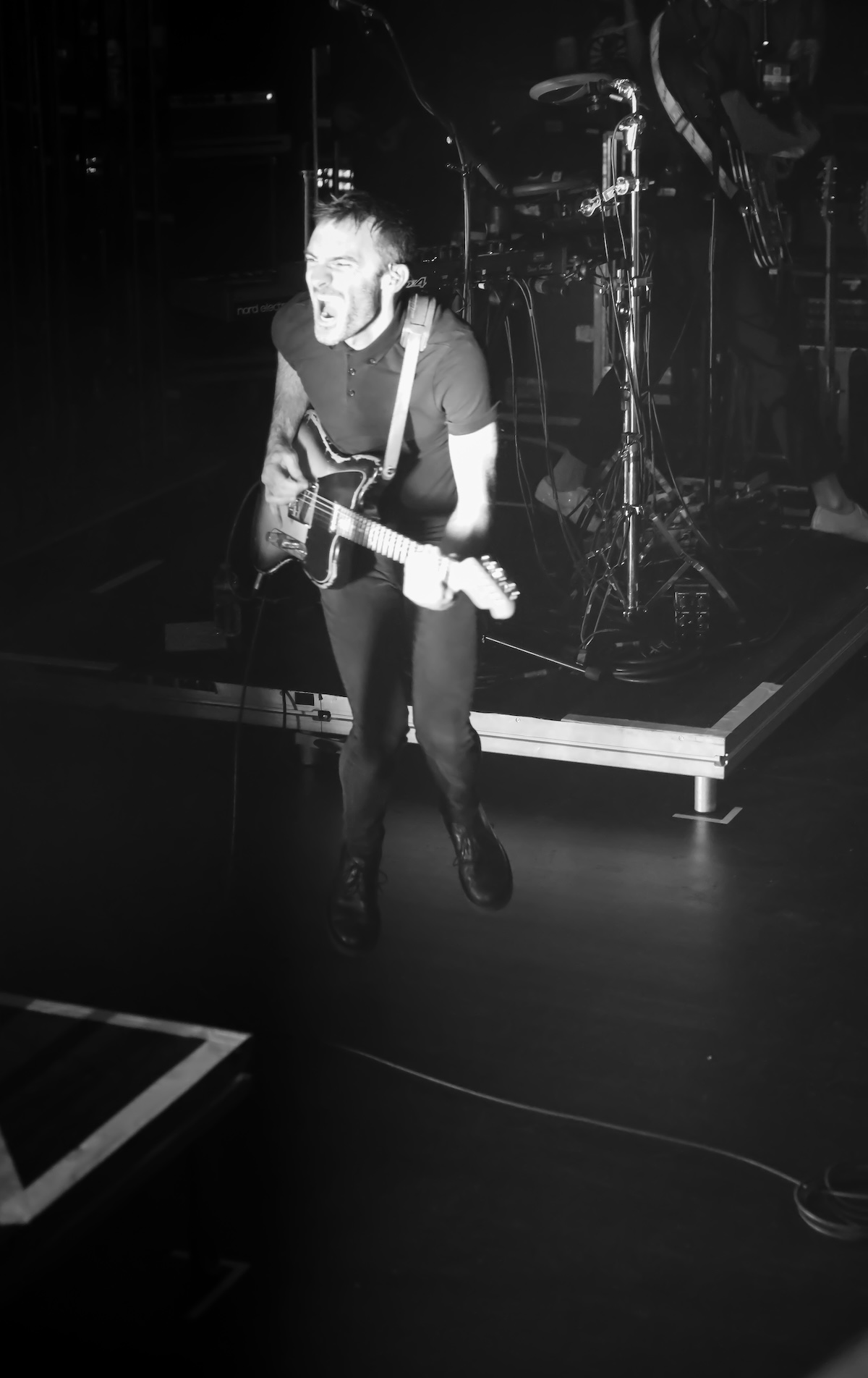 Guitariste en pleine performance en noir et blanc