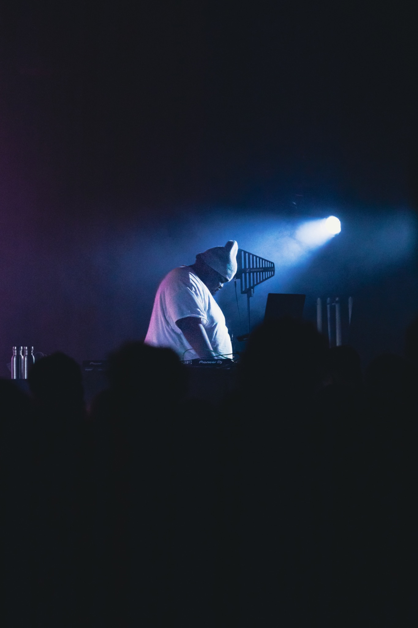 DJ sous un projecteur bleu