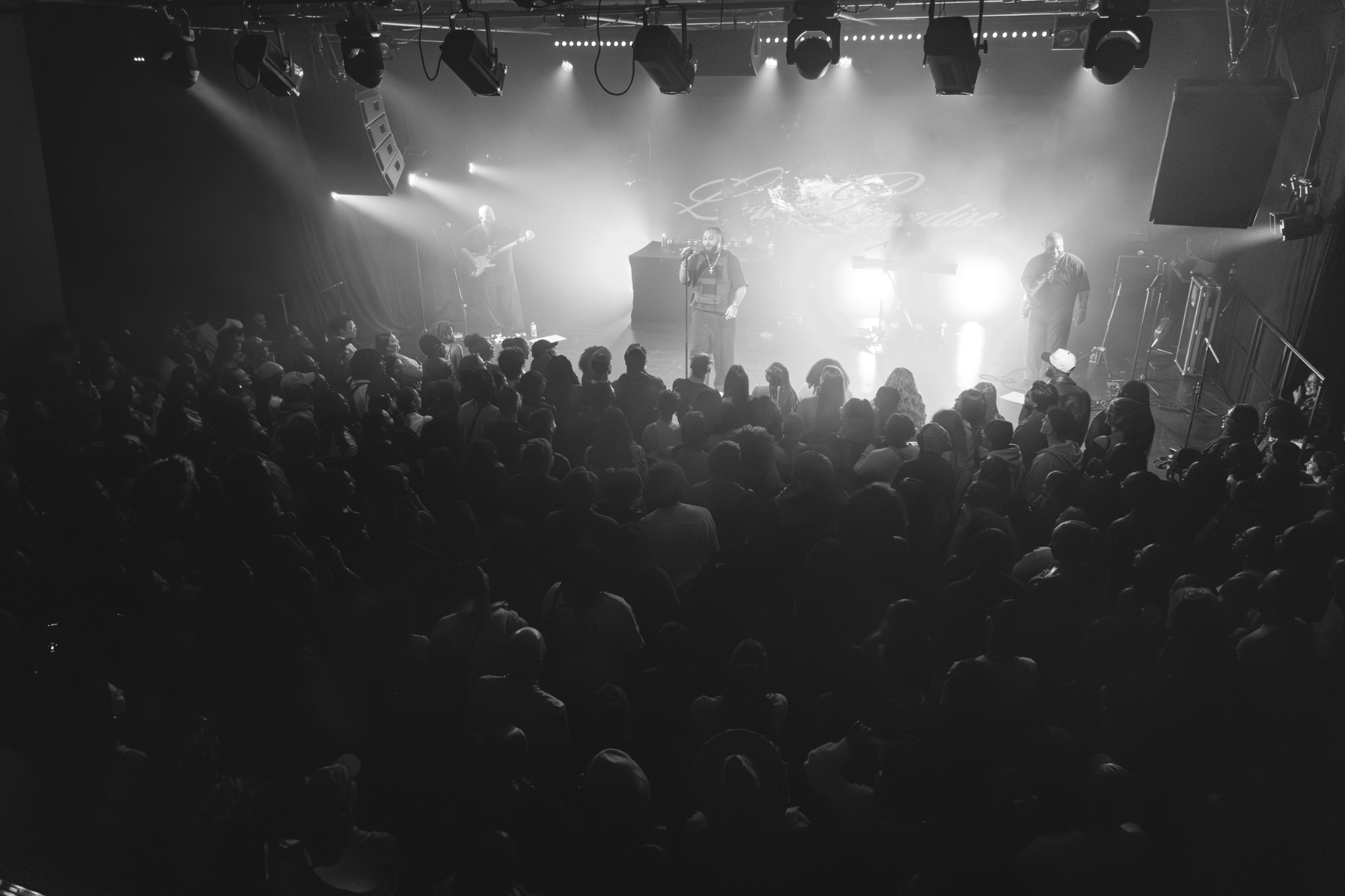 Vue générale d’un concert et de son public en noir et blanc