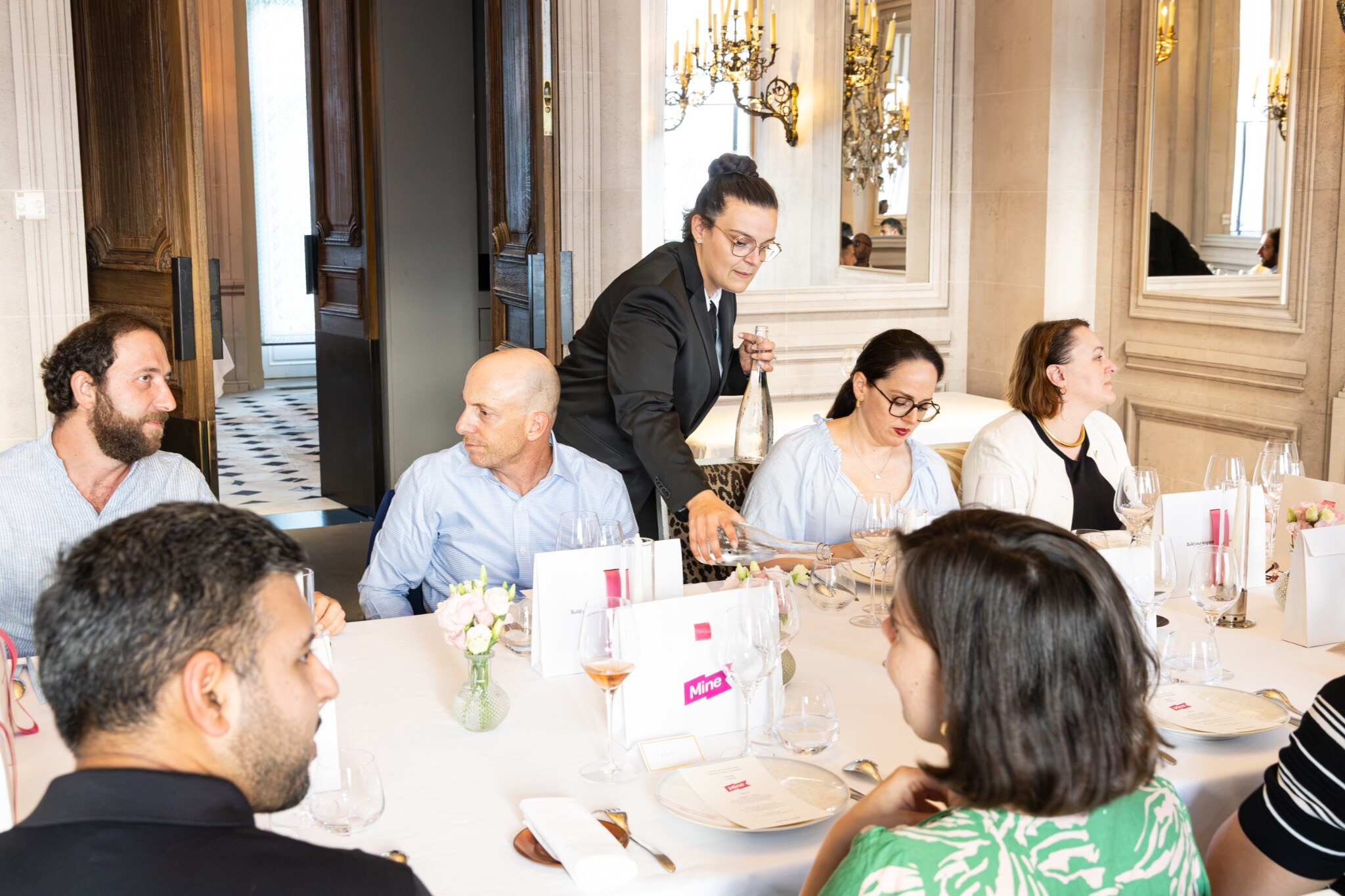 Service à table pendant l’événement