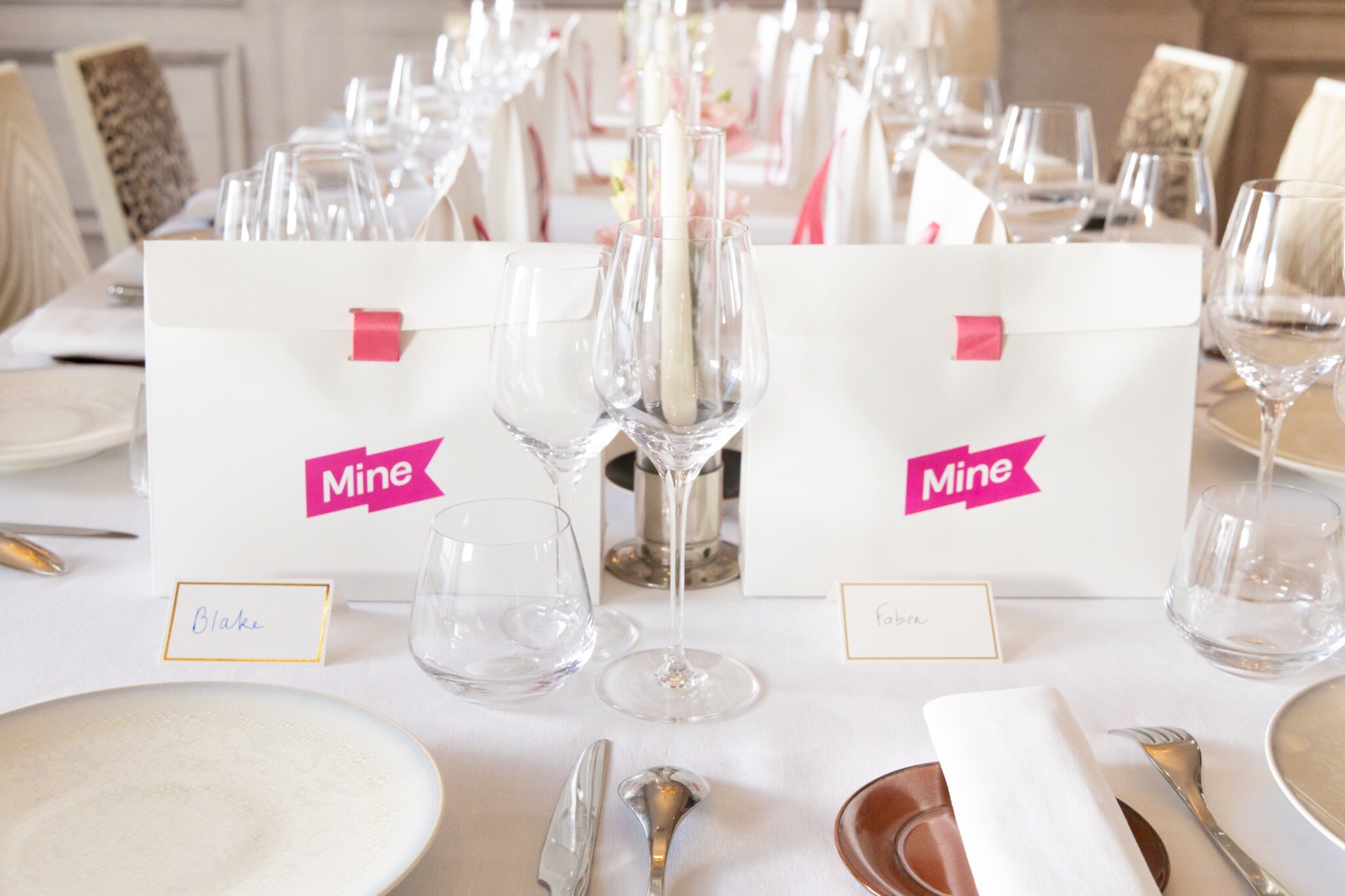 Cadeaux de marque préparés pour les invités
