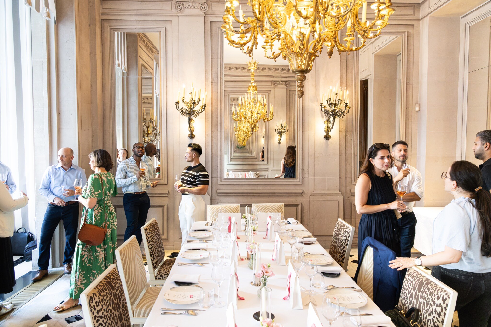 Salle de réception et grande table dressée