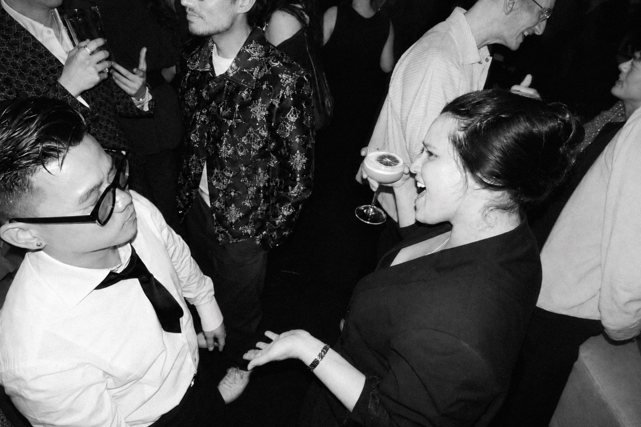 Conversation animée lors d’une soirée