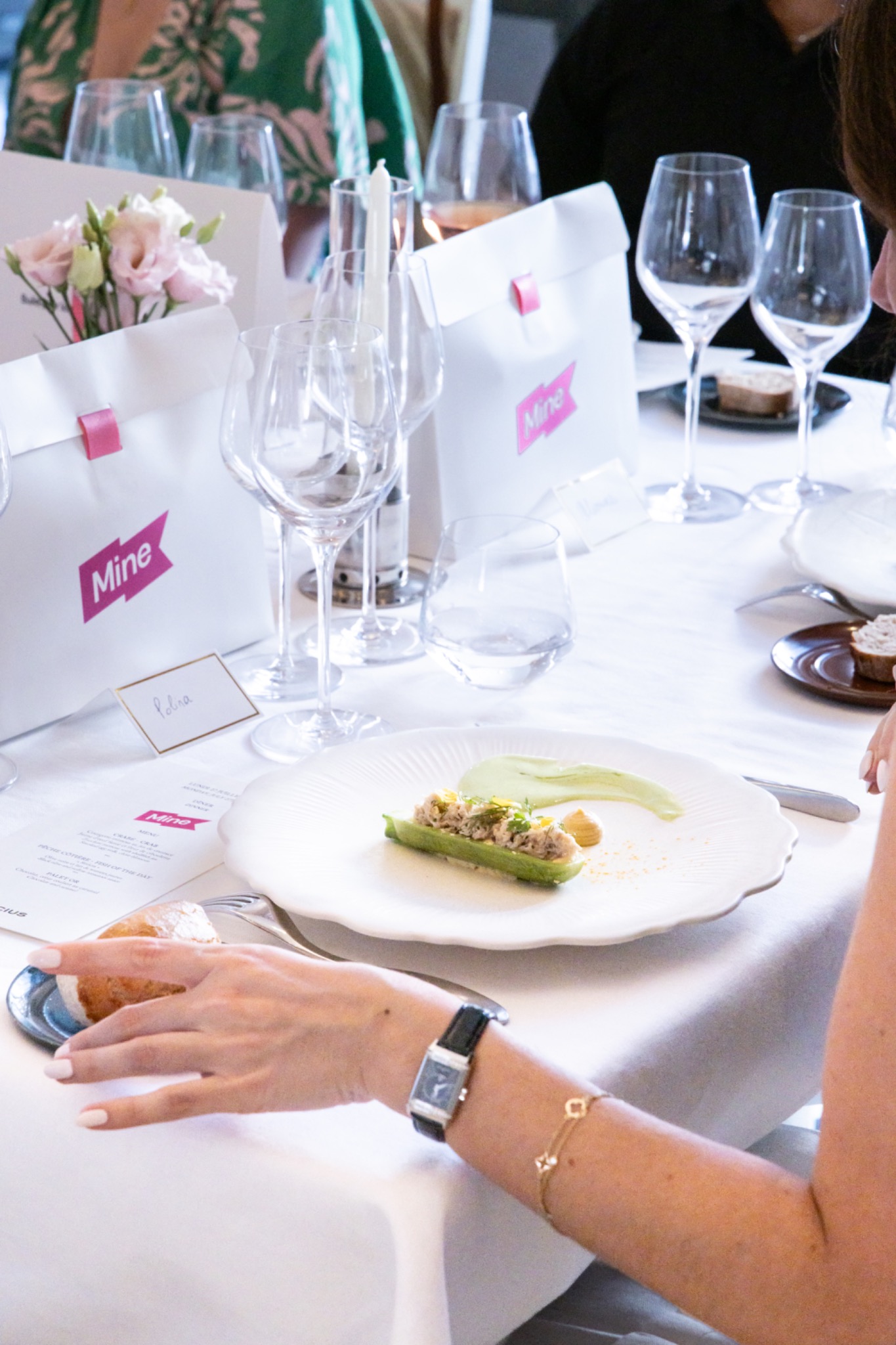 Déjeuner corporate de marque et table dressée