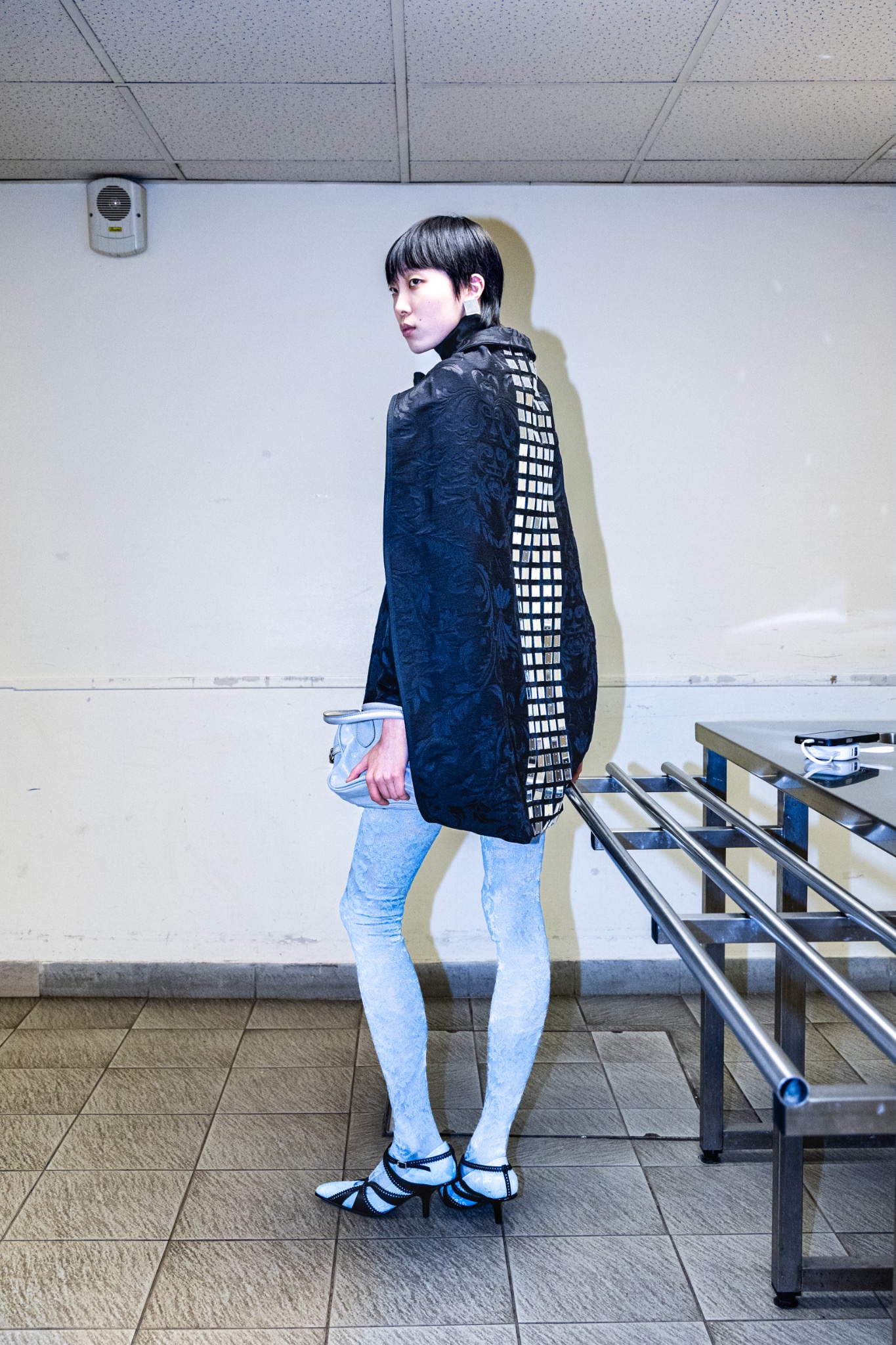 Silhouette en manteau bleu en coulisses